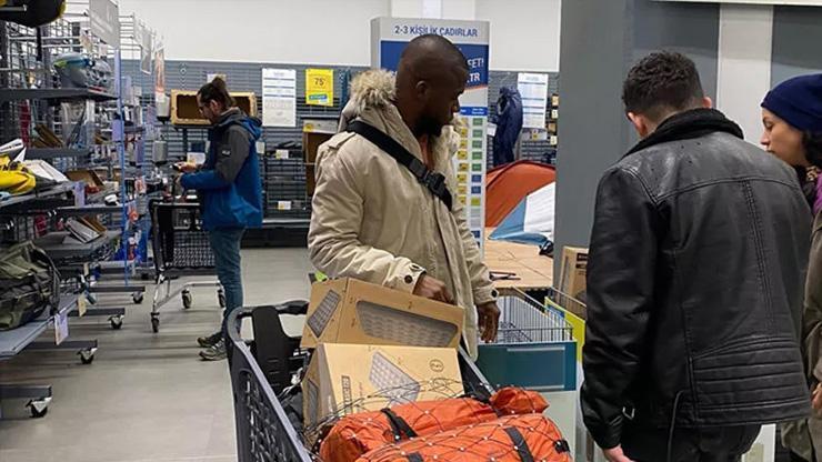 Enner Valencia depremzedeler için alışveriş yaptı