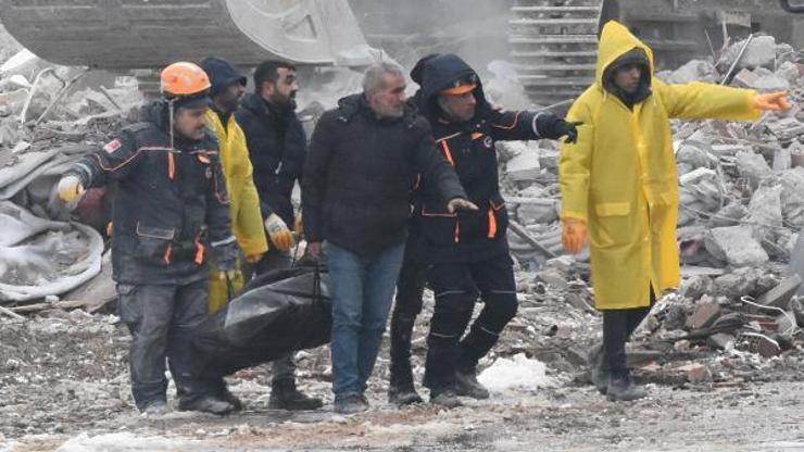 Malatyada voleybolcuların kaldığı otelin enkazında 1 kişinin cansız bedenine ulaşıldı
