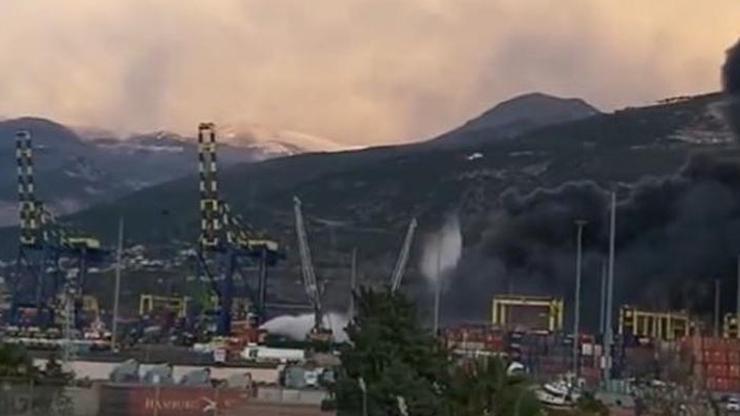T70 yangın söndürme helikopterinin İskenderun Limanı’ndaki yangına müdahalesi devam ediyor