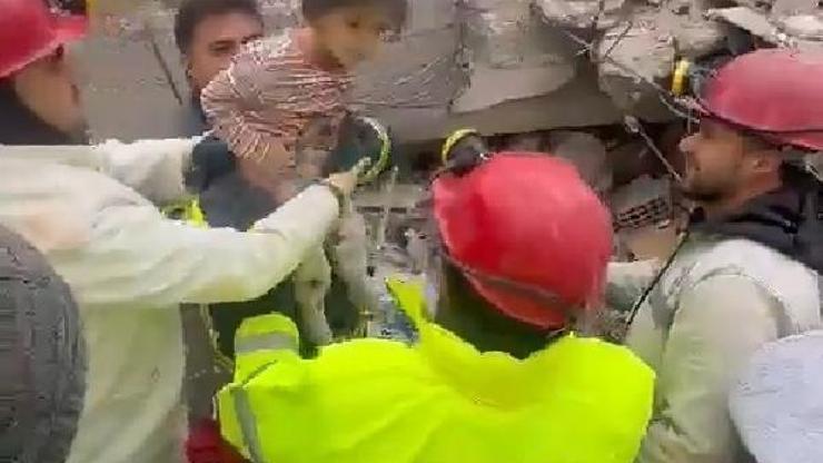 Madenciler 7 yaşındaki Solini enkazdan kurtardı