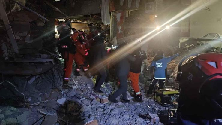 Polonyadan gelen arama kurtarma ekibi, 14 kişiyi enkaz altından sağ olarak çıkardı