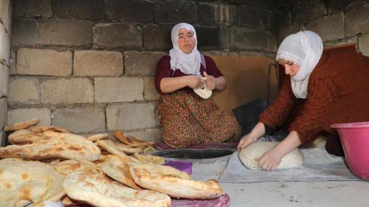 Vanlı kadınlar, depremzedeler için tandırda ekmek pişiriyor
