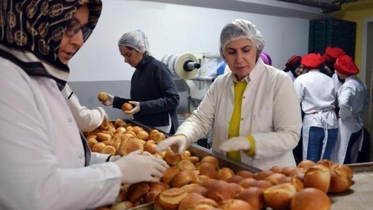 Öğretmen ve öğrenciler depremzedeler için günde 50 bin ekmek üretiyor