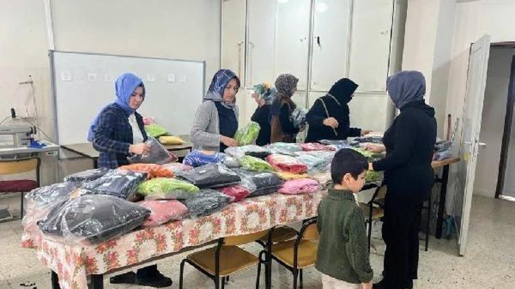 Kadın kursiyerlerin ürettiği kışlık kıyafetler, depremzedelere gönderildi