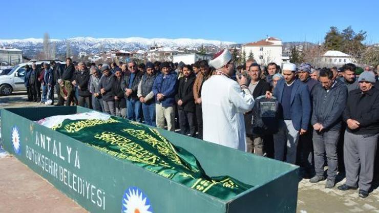 Depremde yaşamını yitiren Ümmühan öğretmen defnedildi