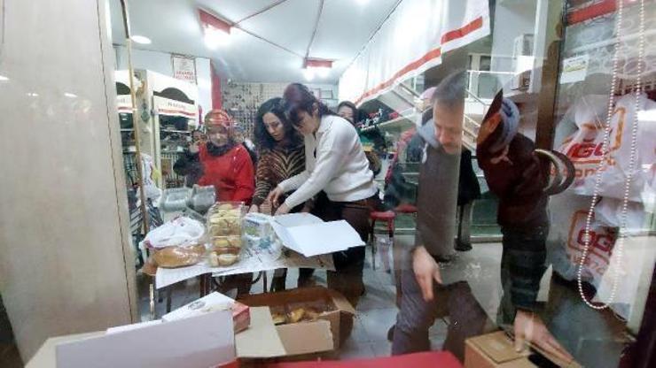Esnaf kadınlar, yaptıkları kek ve börekleri deprem bölgesine gönderdi