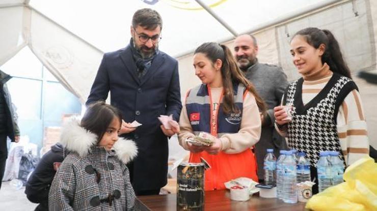 9 yaşındaki Zeynep kumbarasındaki paraları depremzedelere bağışladı