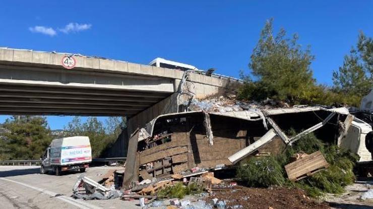 Deprem bölgesine yardım götüren TIR kaza yaptı
