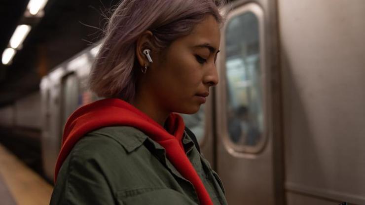AirPods Pro’nun bağlantısını USB-C olarak değiştirdi