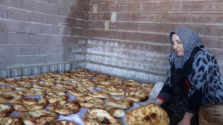 Nevşehirde depremzedeler için ekmek pişirdiler