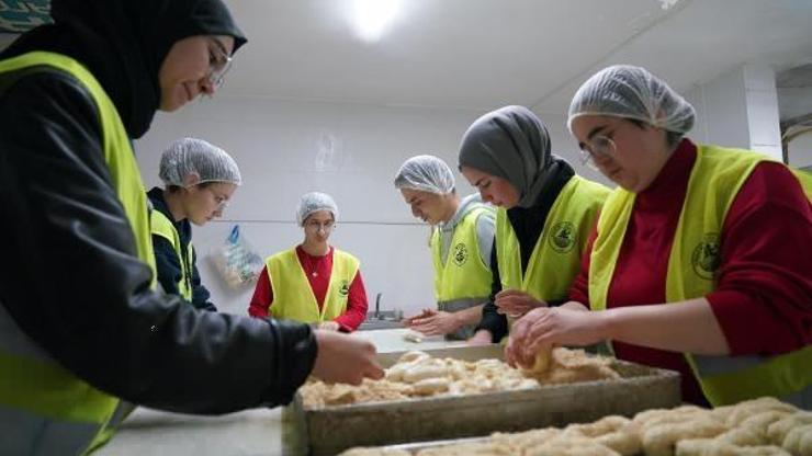 Liseli ve üniversiteli öğrencilerden depremzedelere simit