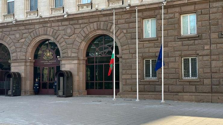 Bulgaristanda bayraklar yarıya indirildi