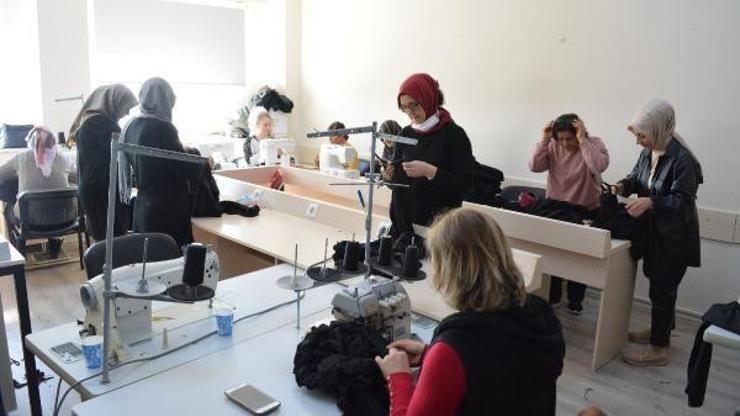 Manavgatlı kadınlar depremzedeler için kışlık kıyafet dikiyor