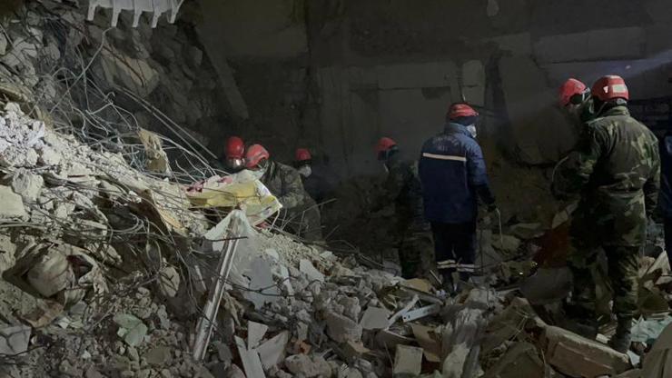 Azerbaycandan gelen ekip, 51 kişiyi enkaz altından sağ çıkarmayı başardı