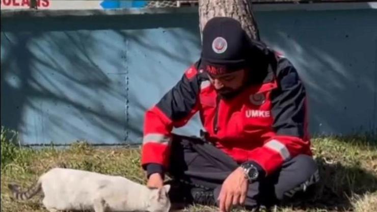 UMKE personeli, sokak kedisi ile yemeğini paylaştı