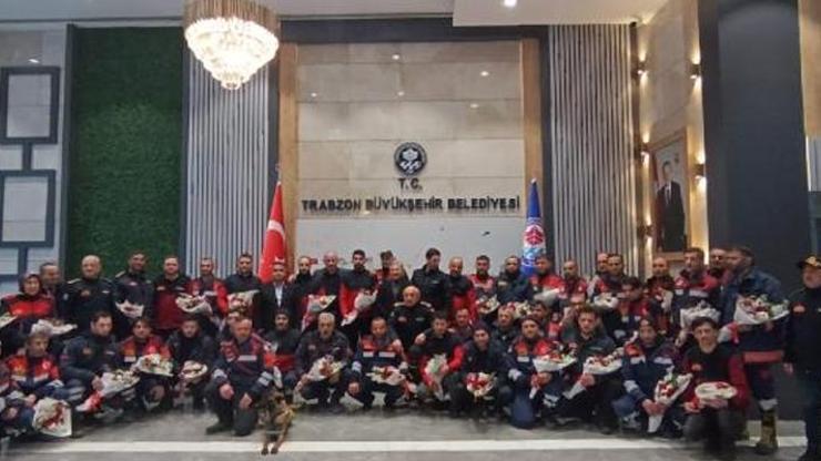 Enkazdan 17 kişiyi çıkaran itfaiyecilere çiçekli karşılama