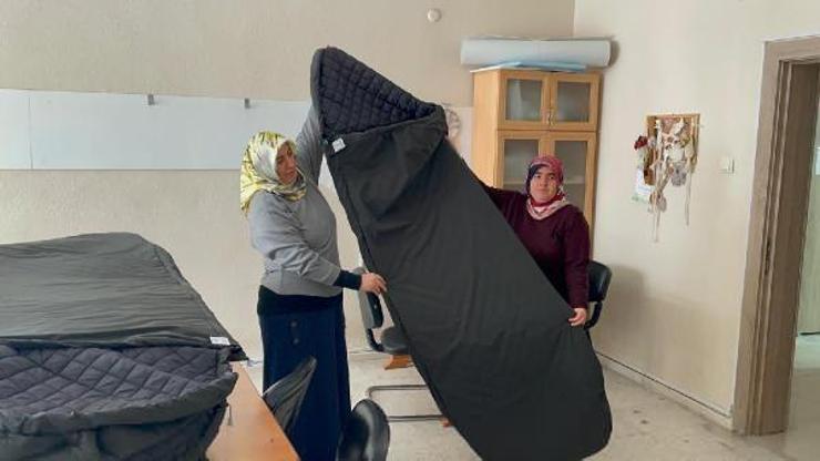 Niğdeli kadınlar deprem bölgesine uyku tulumu dikiyor