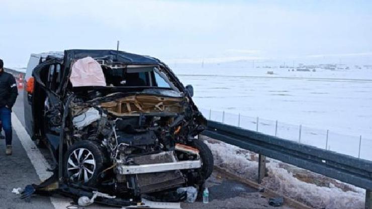 Deprem bölgesinden dönen gönüllülerin minibüsü TIR’a arkadan çarptı: 6 yaralı