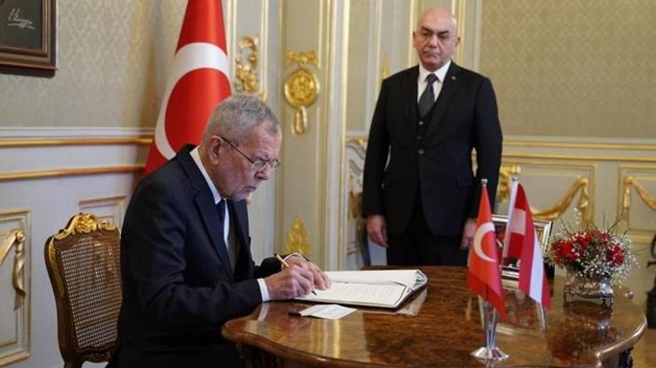 Avusturya Cumhurbaşkanı Bellen, Türkiyenin Viyana Büyükelçiliğinde taziye defterini imzaladı