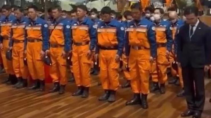 Japon arama kurtarma ekibinden saygı duruşu