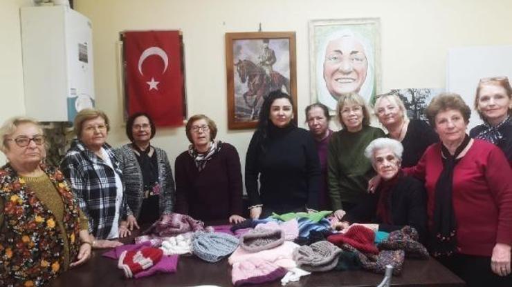 Kadınlardan depremzedelere atkı ve bere desteği