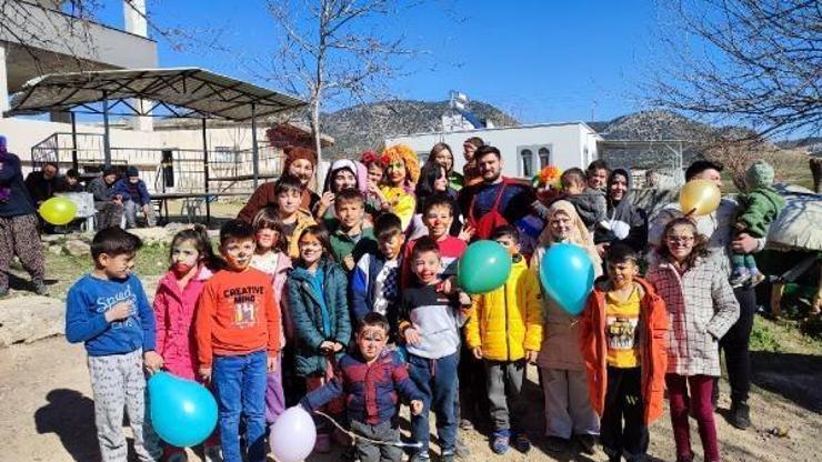 Üniversite öğrencileri depremzede çocuklara moral verdi