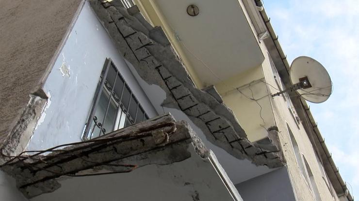 Küçükçekmecede sitede balkon çöktü