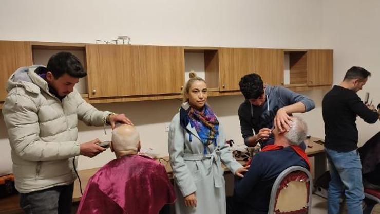 Gönüllü berberler ve kuaförler depremzedelere kişisel bakım