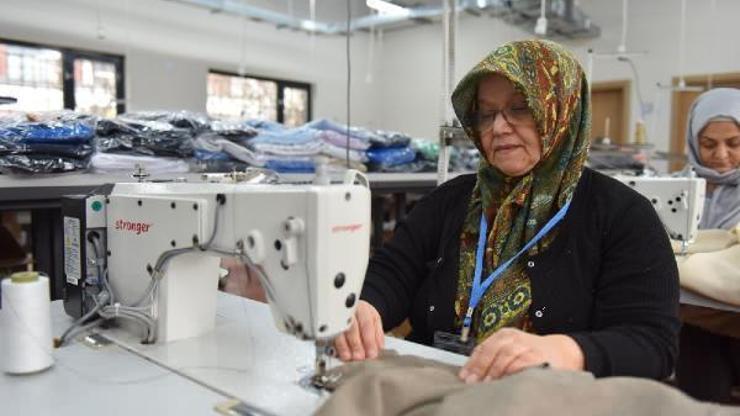 Depremzedeler için kışlık kıyafet dikiyorlar