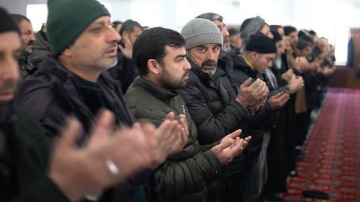 Muşta cuma namazı sonrası depremzedeler için 1 milyon 700 bin lira yardım toplandı