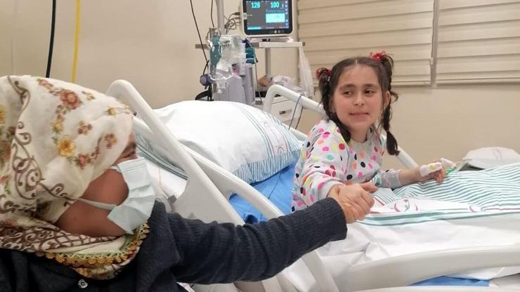 Enkazdan kurtarılan anne- kız, günler sonra ilk kez bir araya geldi