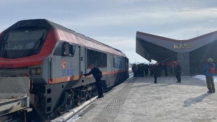 Azerbaycandan gönderilen yardım treni Karsa ulaştı