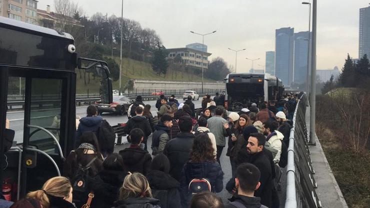 Metrobüs arızası nedeniyle vatandaşlar yürümek zorunda kaldı