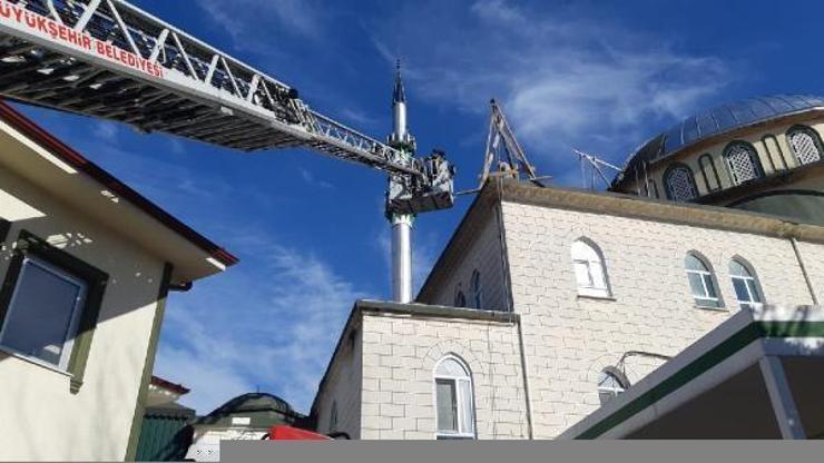 Kubbe onarımı sırasında fenalaşan inşaat işçisini itfaiye indirdi