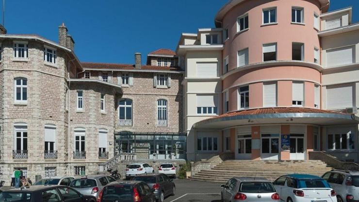 Fransada lise öğrencisi tarafından bıçaklanan öğretmen hayatını kaybetti