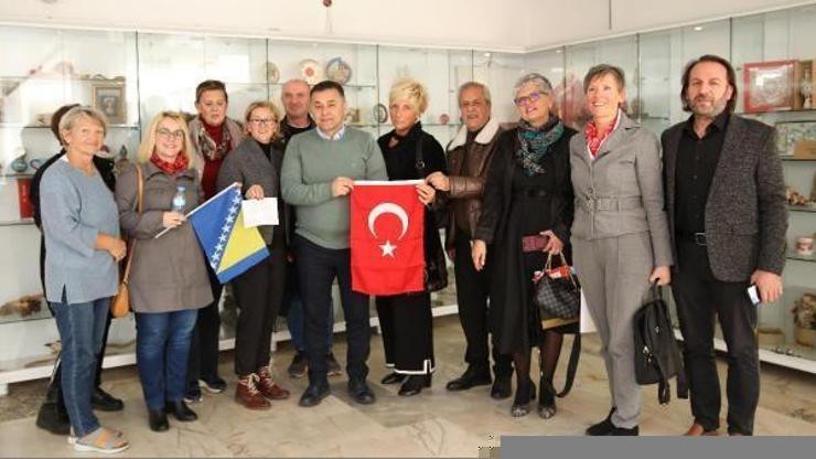 Boşnaklardan depremzedelere 9 konteyner