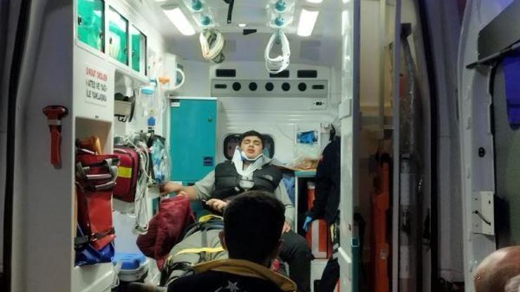 Ehliyetsiz motosiklet sürücüsü otomobile çarptı: 2 yaralı