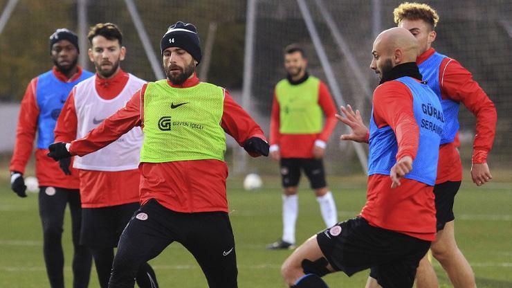 Antalyaspor iki kez ertelenen Beşiktaş maçına 18 eksikle çıkacak