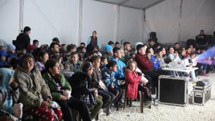 Çadırda depremzede çocuklara çizgi film gösterimi
