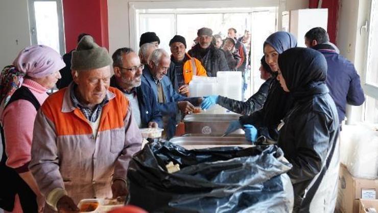 Nurhak’ta depremzedelere sıcak yemek hizmeti