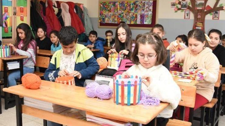 Minik eller depremzedeler için atkı örüyor