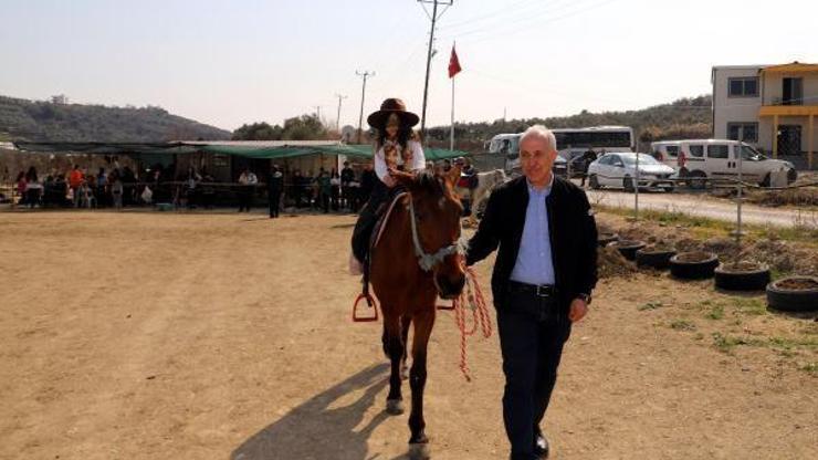 Deprem mağduru çocuklar at bindi