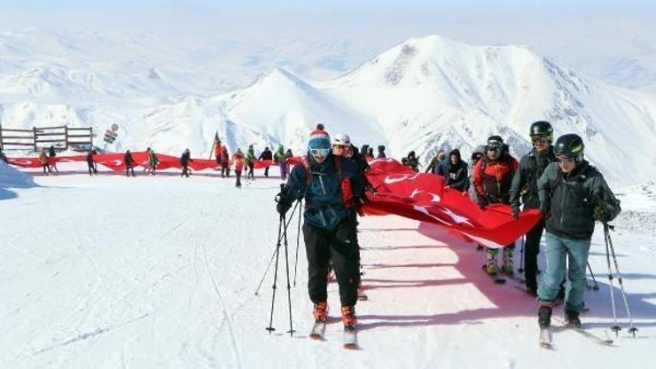 Depremde 19 kişiyi kurtaran Erzurumlu dağcılar, ölenleri de Palandökenin zirvesinde andı
