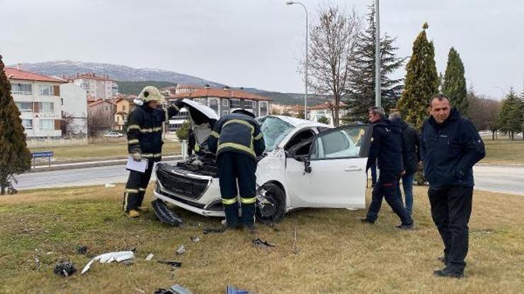 Kütahyada refüje çıkan otomobilin sürücüsü yaralandı