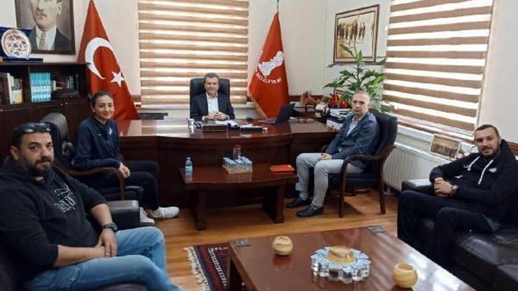Depremzede kadın voleybol sporcusu İreme destek
