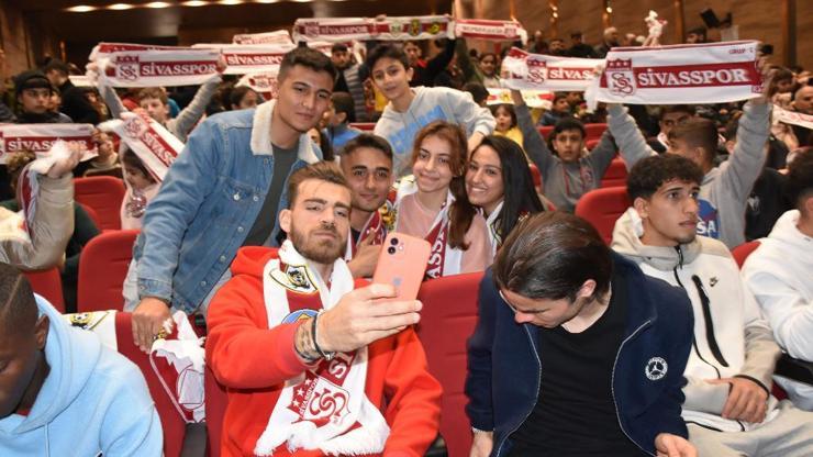 Sivassporlu futbolculardan depremzedelere moral ziyareti
