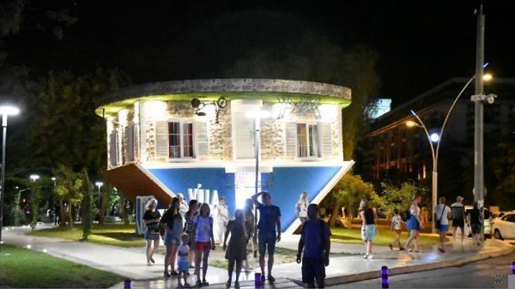 Kemerdeki ters eve 29 bin ziyaretçi