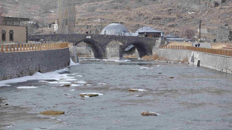 Kars Çayı’nın buzları çözülmeye başladı
