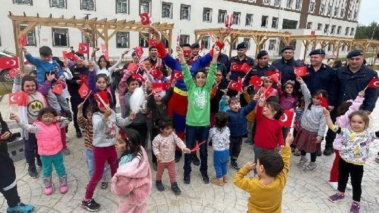 Jandarma, depremzede çocuklarla buluştu