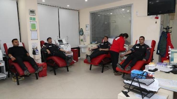 Mersin polisi kan bağışladı